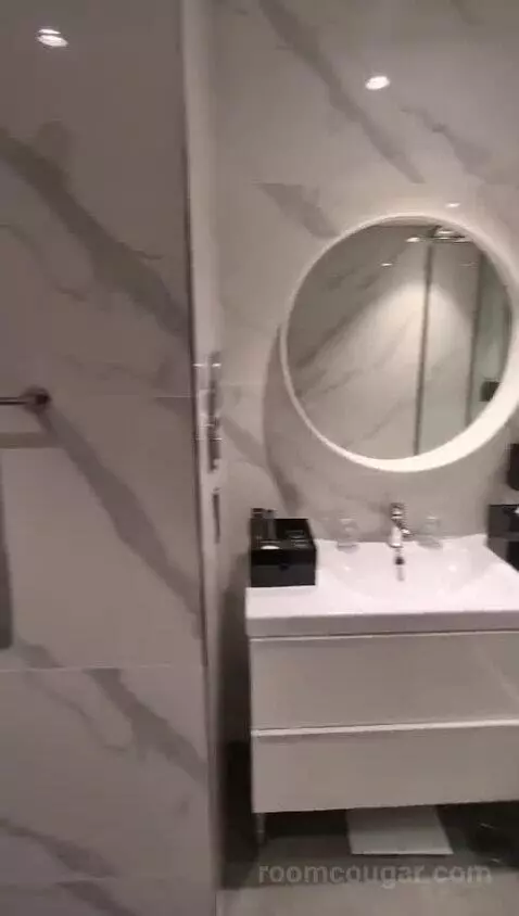 One-Bedroom Suite bathroom picture #7