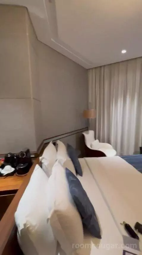 Deluxe King Room bed picture #5