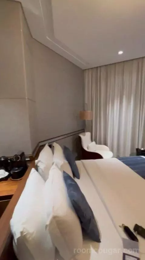 Deluxe King Room bed picture #6