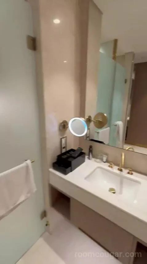Premium Twin Room (#314) bathroom picture #11
