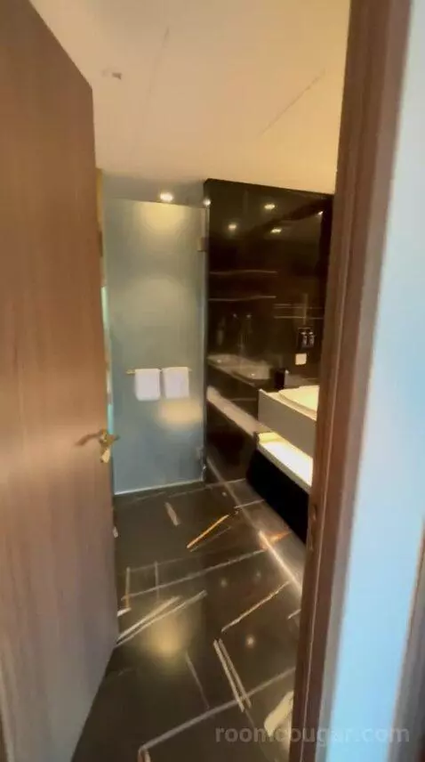 Studio Suite (#441) bathroom picture #1