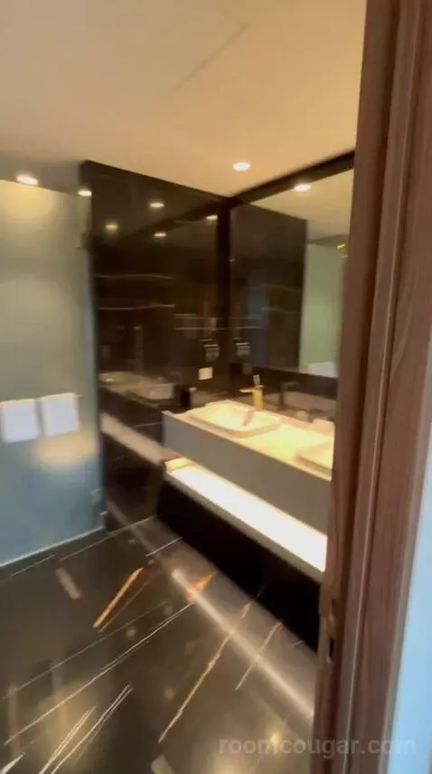 Studio Suite (#441) bathroom picture #6