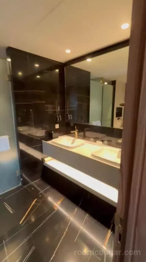Studio Suite (#441) bathroom picture #8