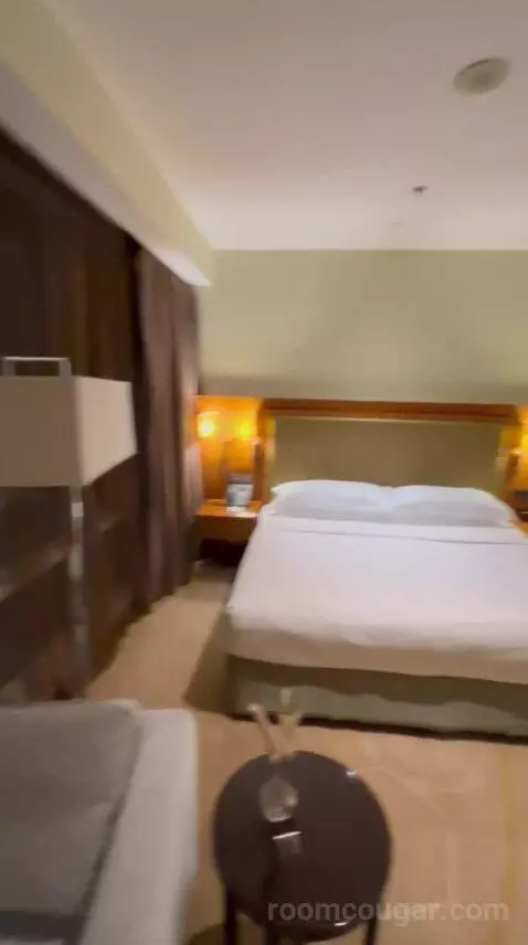 Premium King Room - Club Floor (#4110) bed picture #10