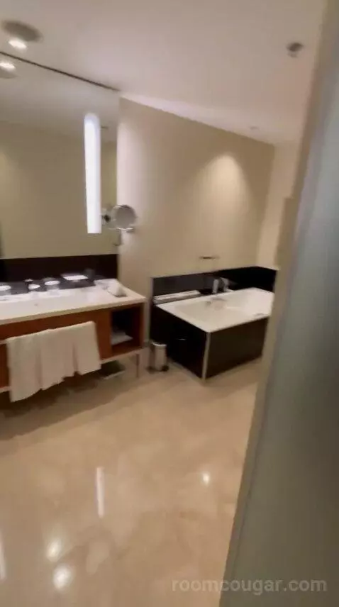 Premium King Room - Club Floor (#4110) bathroom picture #1
