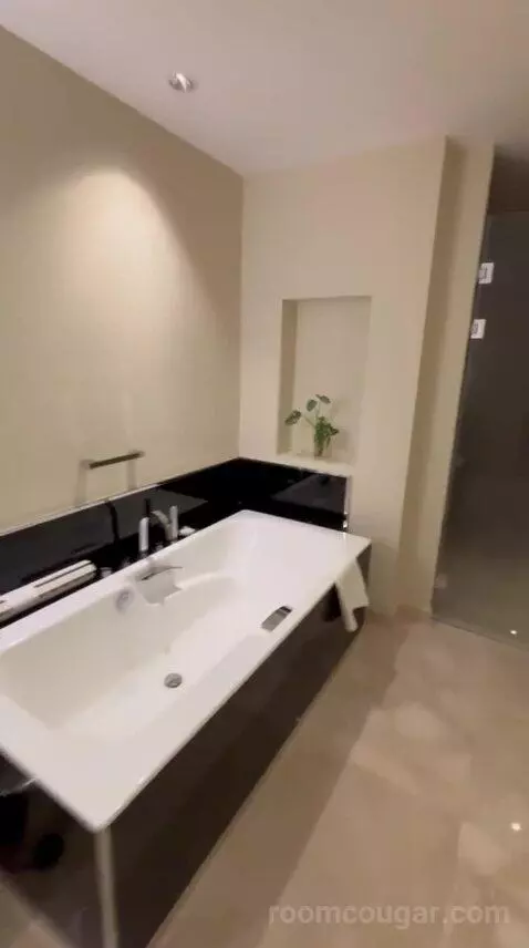 Premium King Room - Club Floor (#4110) bathroom picture #2