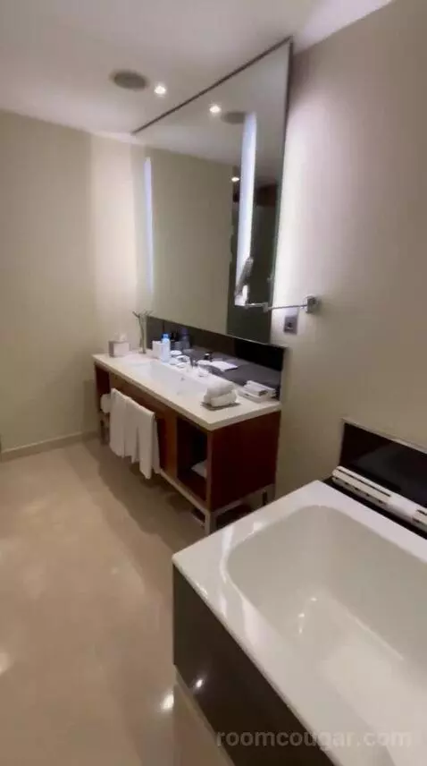 Premium King Room - Club Floor (#4110) bathroom picture #4