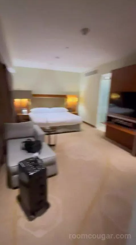 Premium King Room - Club Floor (#4110) bed picture #3
