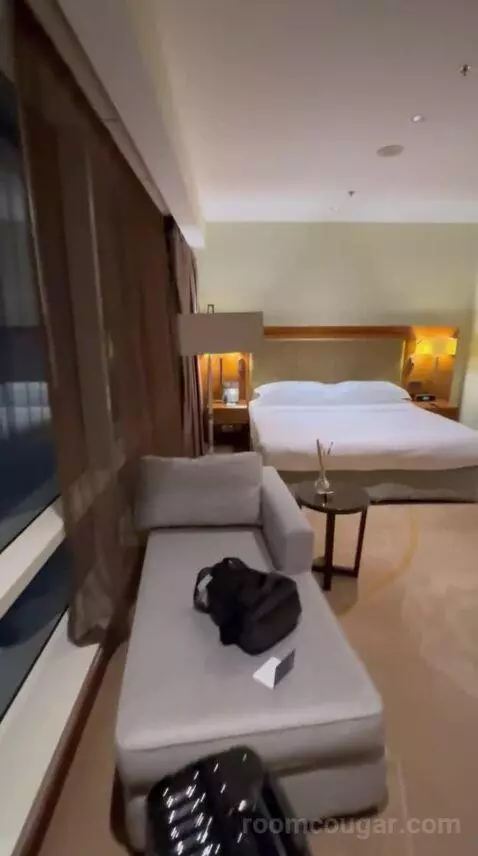 Premium King Room - Club Floor (#4110) bed picture #4