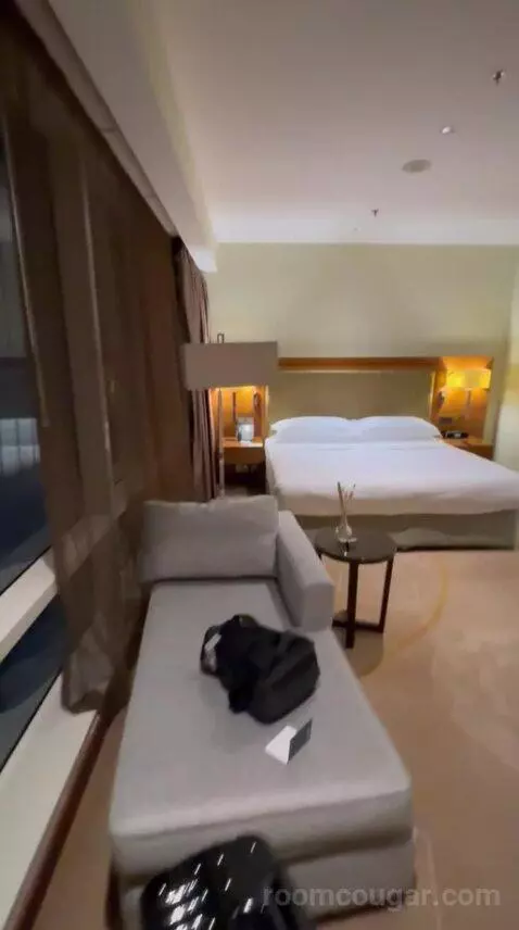 Premium King Room - Club Floor (#4110) bed picture #5