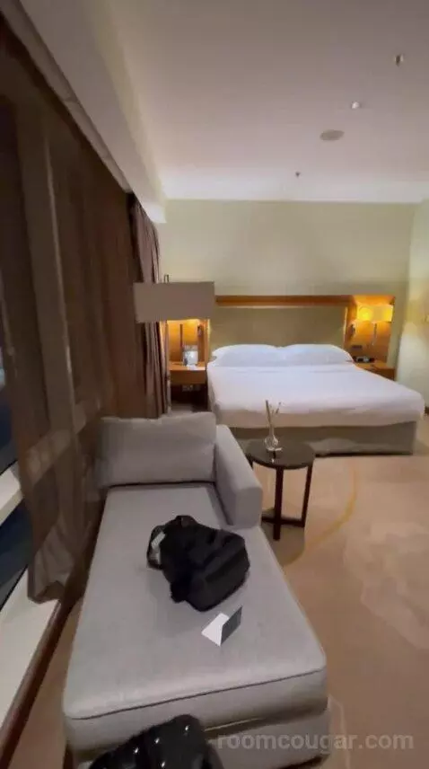 Premium King Room - Club Floor (#4110) bed picture #6