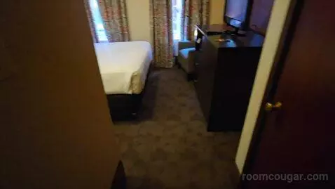Queen Room (#223) bed picture #4