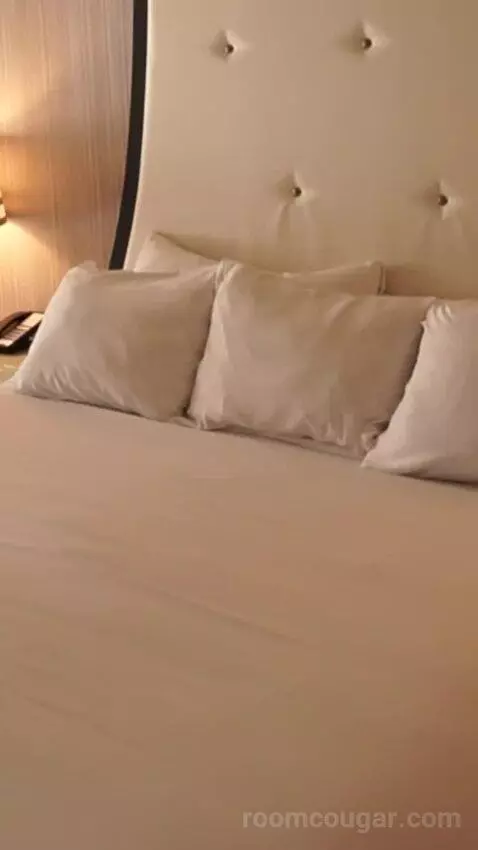 Bordeaux Room King (#573) bed picture #6