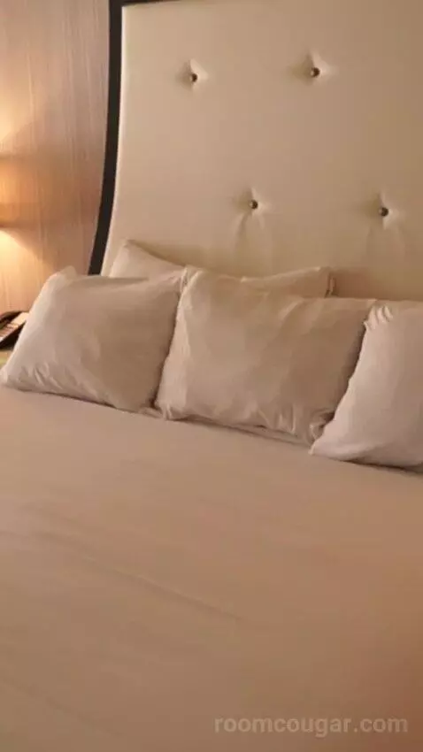 Bordeaux Room King (#573) bed picture #8