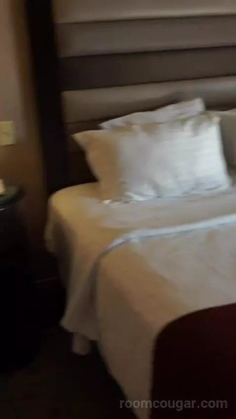 Deluxe King Room (#4008) bed picture #12