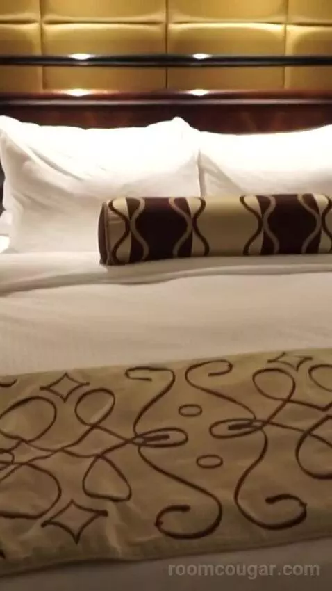 Venetian Luxury King Suite (#14110) bed picture #7