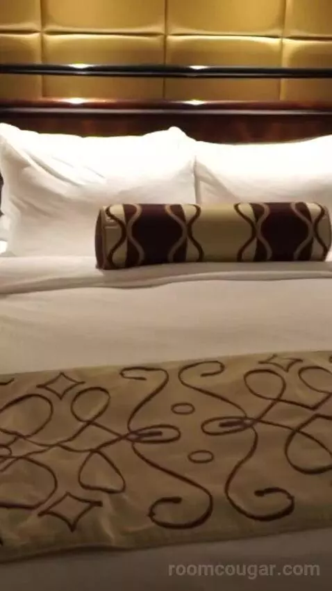 Venetian Luxury King Suite (#14110) bed picture #9