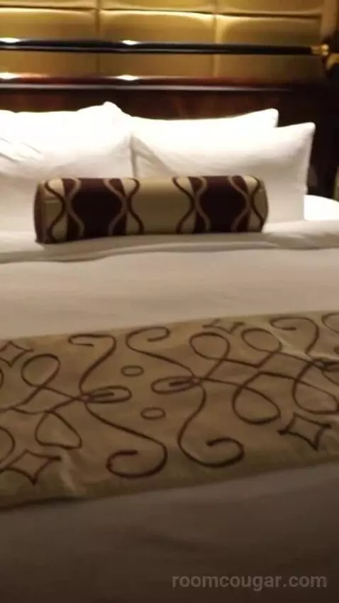 Venetian Luxury King Suite (#14110) bed picture #11