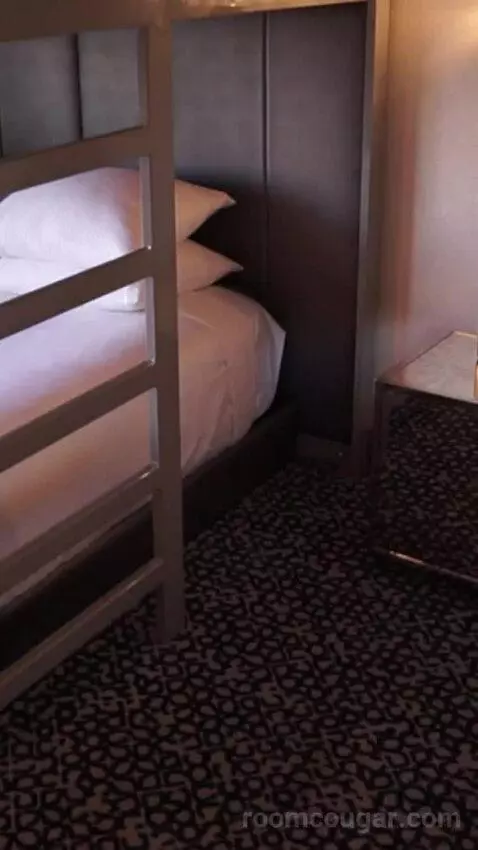 Flamingo Room, 2 Queens, 1 Bunk (#5087) bed picture #9