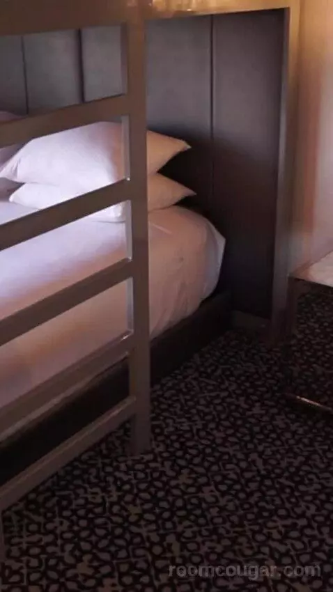 Flamingo Room, 2 Queens, 1 Bunk (#5087) bed picture #10