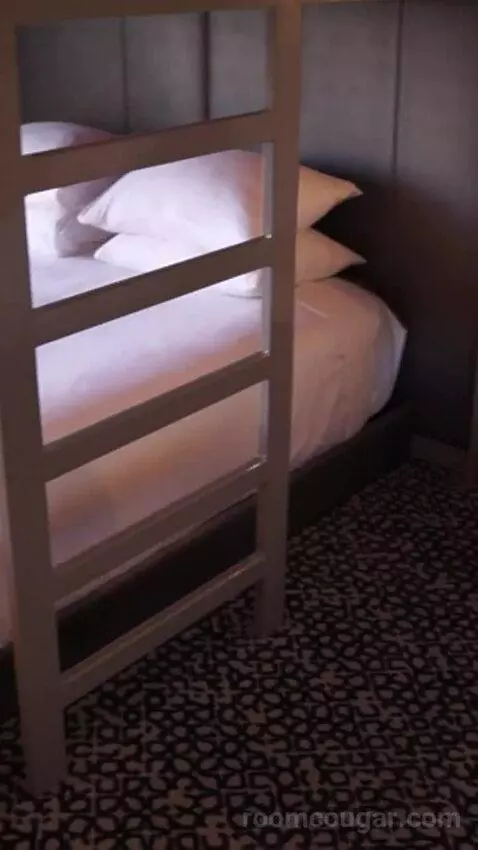 Flamingo Room, 2 Queens, 1 Bunk (#5087) bed picture #11