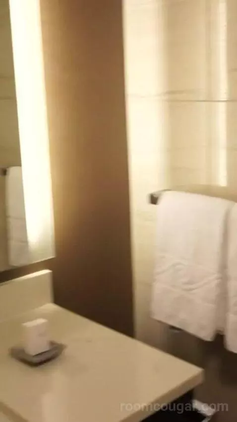 Valley Tower Deluxe Room, 2 Queen Beds, Non-Smoking, Pool View (#21021) bathroom picture #2