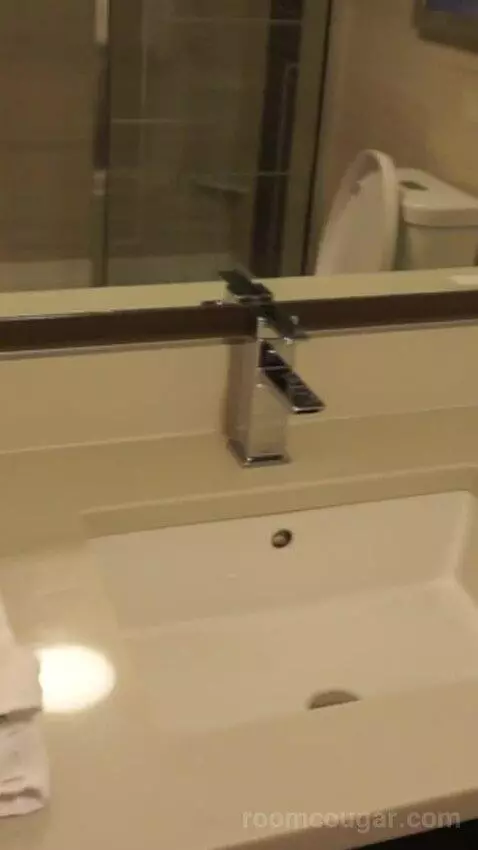 Valley Tower Deluxe Room, 2 Queen Beds, Non-Smoking, Pool View (#21021) bathroom picture #8