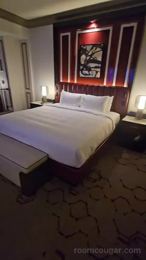 Venetian Newly Remodeled Luxury King Suite (#16525) bed picture #2
