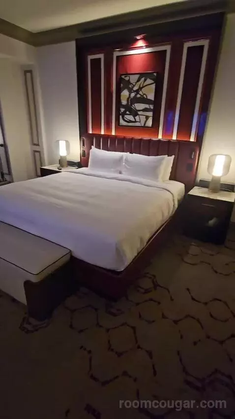 Venetian Newly Remodeled Luxury King Suite (#16525) bed picture #3