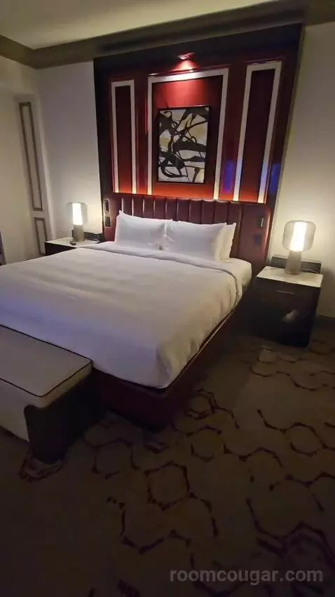 Venetian Newly Remodeled Luxury King Suite (#16525) bed picture #4