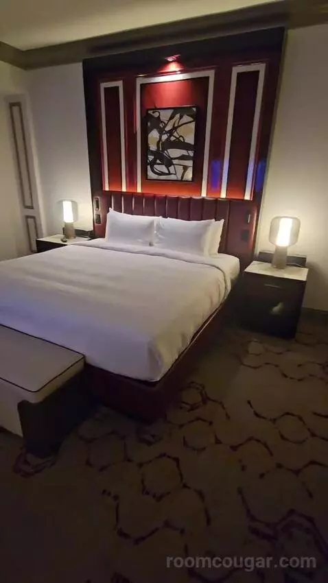 Venetian Newly Remodeled Luxury King Suite (#16525) bed picture #5
