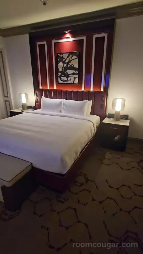 Venetian Newly Remodeled Luxury King Suite (#16525) bed picture #8