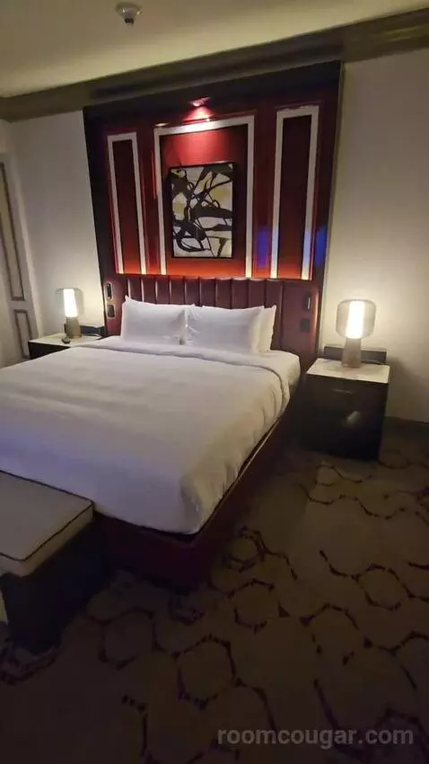 Venetian Newly Remodeled Luxury King Suite (#16525) bed picture #9