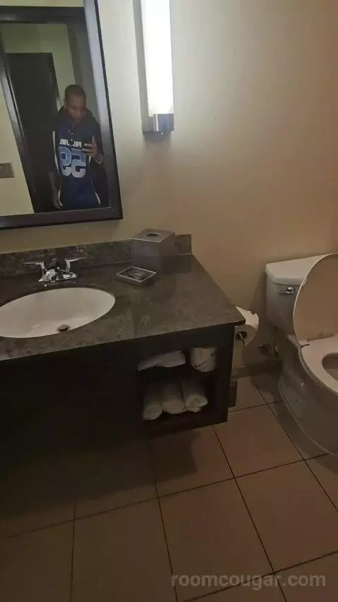 Standard King (#1031) bathroom picture #1