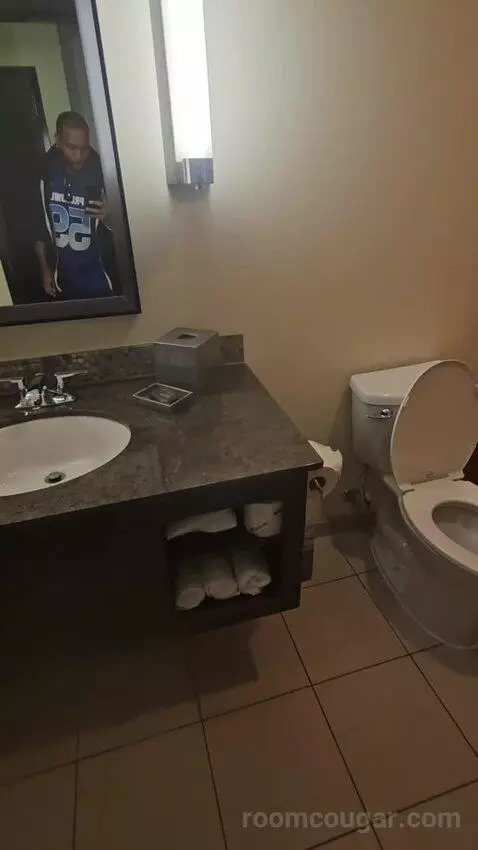 Standard King (#1031) bathroom picture #2