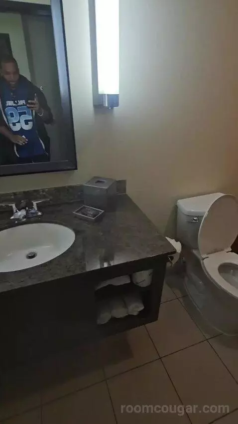 Standard King (#1031) bathroom picture #5