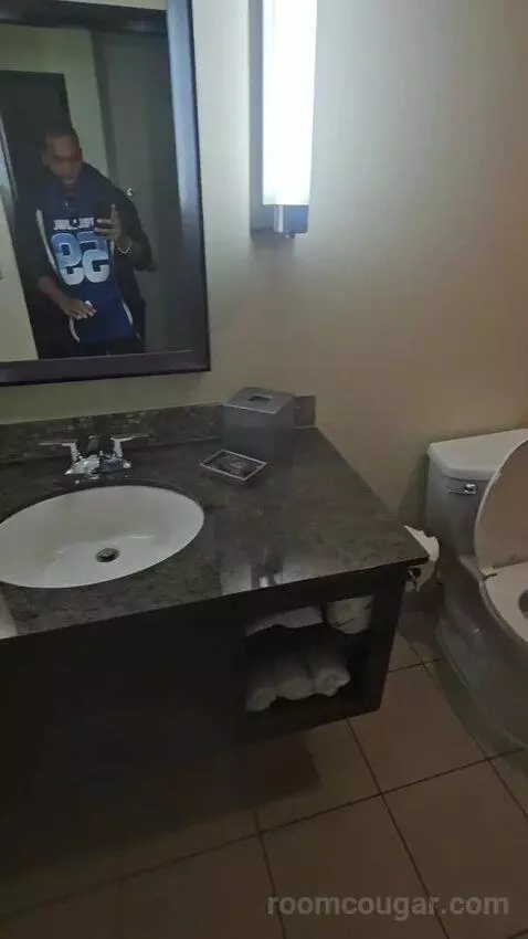 Standard King (#1031) bathroom picture #6