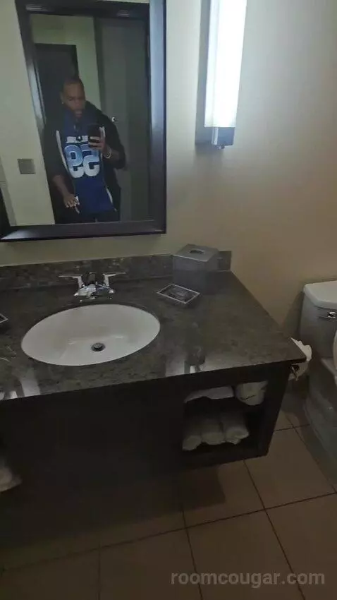 Standard King (#1031) bathroom picture #7