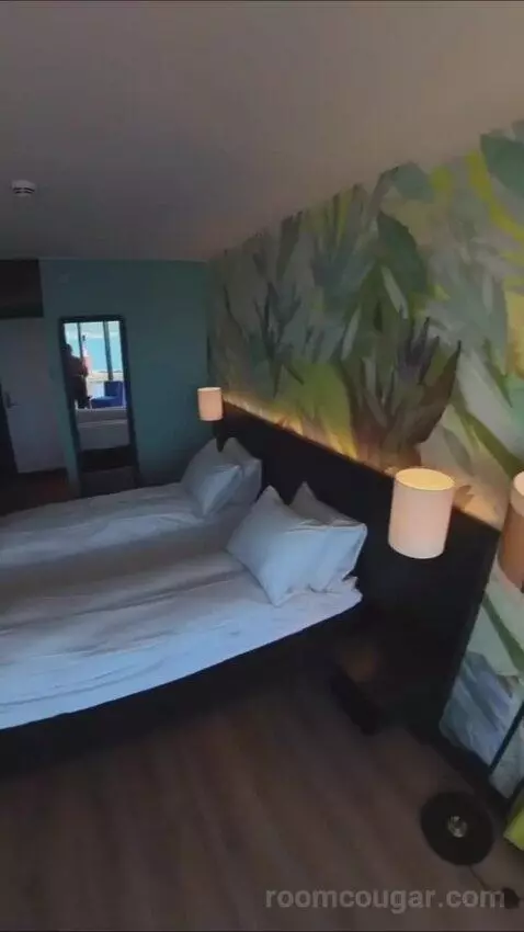 Business Double Room (#359) bed picture #2