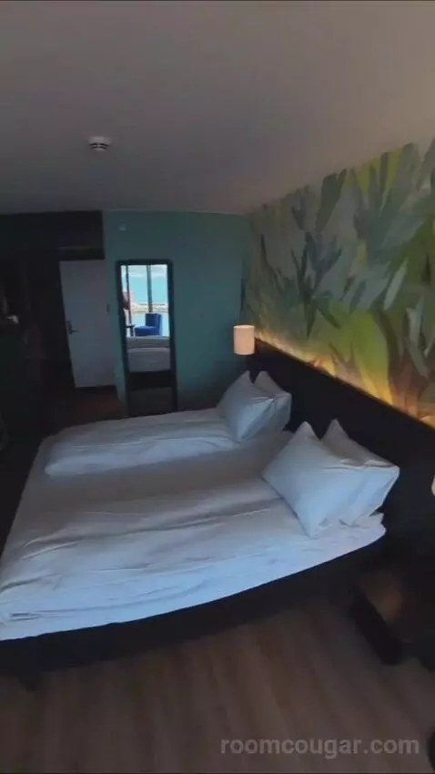 Business Double Room (#359) bed picture #5