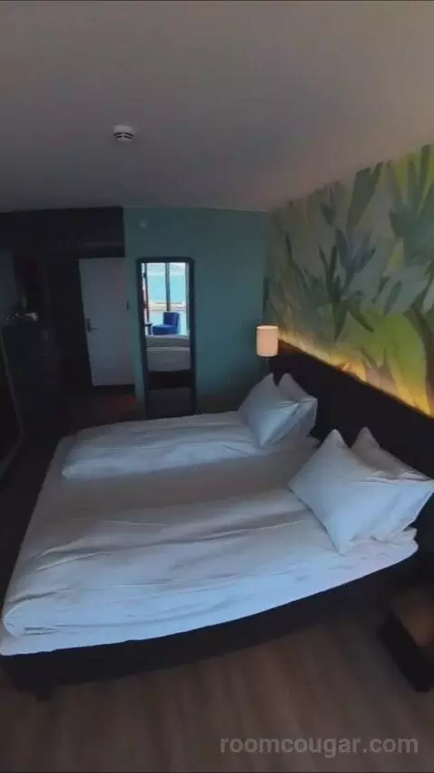 Business Double Room (#359) bed picture #6