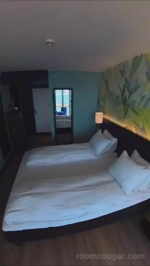 Business Double Room (#359) bed picture #7