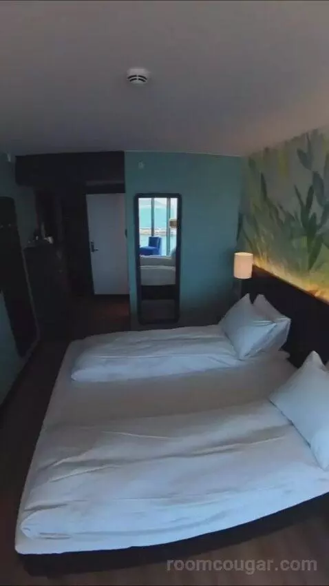 Business Double Room (#359) bed picture #9