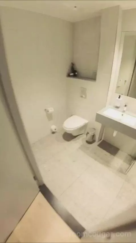 Superior Twin Room with View (#428) bathroom picture #4
