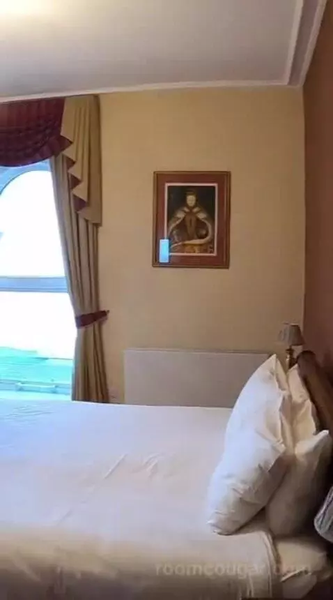 Royal Suite (#211) bed picture #1