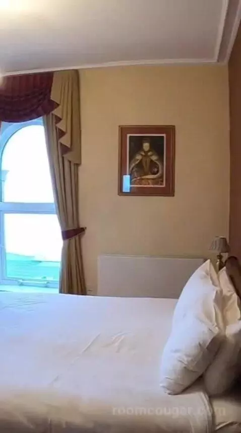 Royal Suite (#211) bed picture #2