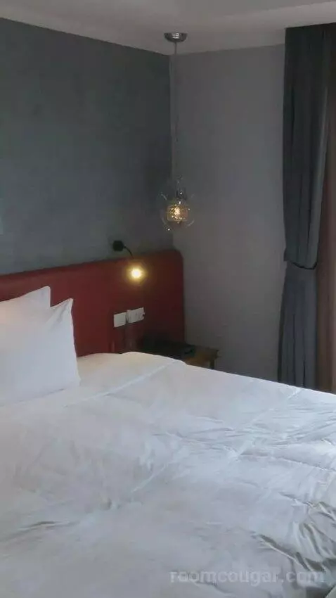 Premium Suite bed picture #10