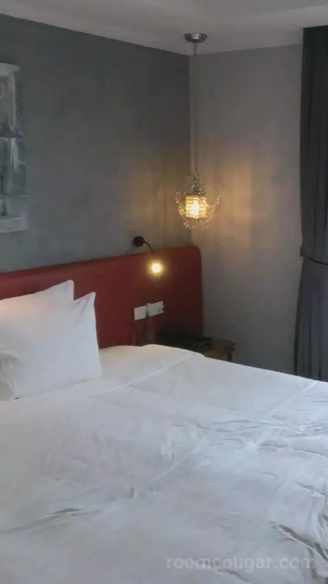 Premium Suite bed picture #11