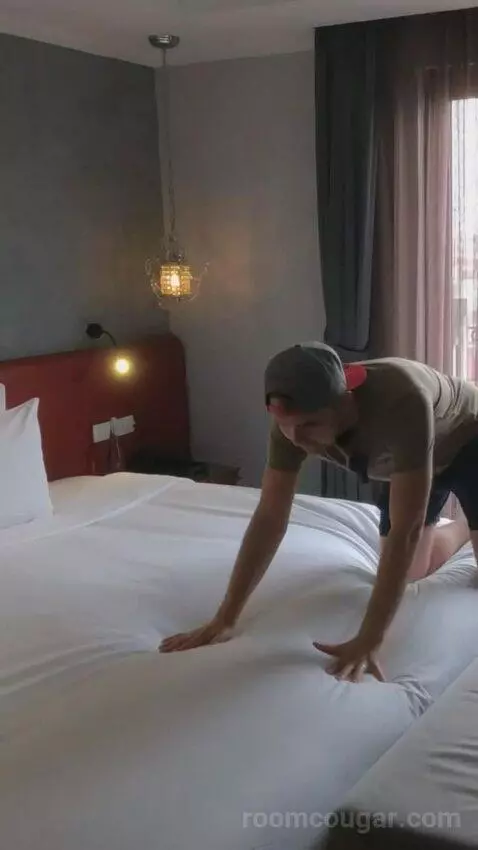 Premium Suite bed picture #2