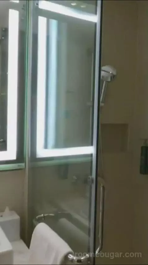 King Room with Garden View - High Floor bathroom picture #8